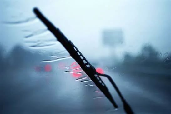 برف پاک کن خودرو روی شیشه جلو