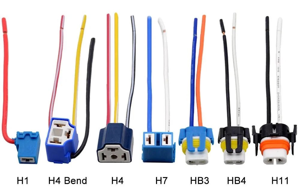 مقایسه انواع سوکت و پایه لامپ هدلایت خودرو با سیمکشی؛ شامل مدلهای H1، H4 Bend، H4، H7، HB3، HB4 و H11 بر روی پسزمینه سفید.